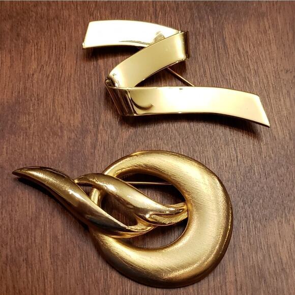 VINTAGE GOLD Plated Ribbon Pin by Monet and modernist gold toned circular brooch - Picture 1 of 3